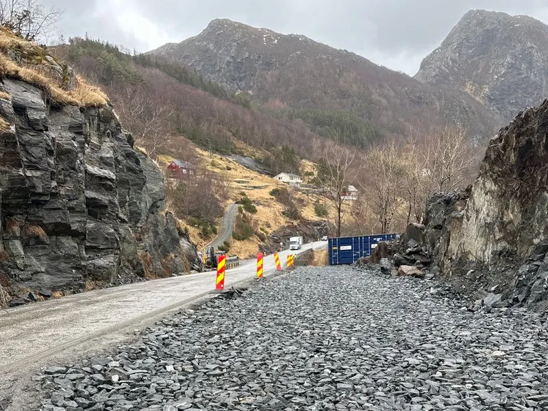 Bilete frå dei pågåande arbeida strekninga rv. 15 Brunsvik-Almenningen i Kinn i Nordfjord. Foto: Statens vegvesen