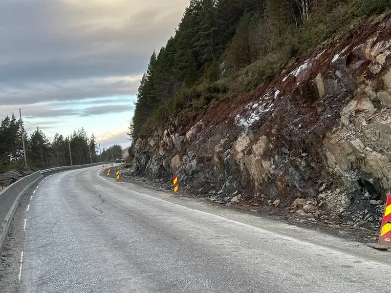 Bilete frå dei pågåande arbeida strekninga rv. 15 Brunsvik-Almenningen i Kinn i Nordfjord. Foto: Statens vegvesen