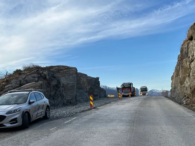 Bilete frå dei pågåande arbeida strekninga rv. 15 Brunsvik-Almenningen i Kinn i Nordfjord. Foto: Statens vegvesen