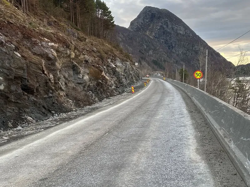 Bilete frå dei pågåande arbeida strekninga rv. 15 Brunsvik-Almenningen i Kinn i Nordfjord. Foto: Statens vegvesen