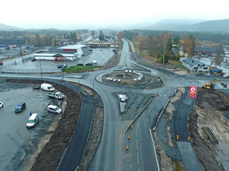 Fredag ettermiddag kan trafikantar ta i bruk den nye rundkøyringa i Evje. Foto: TT Anlegg AS