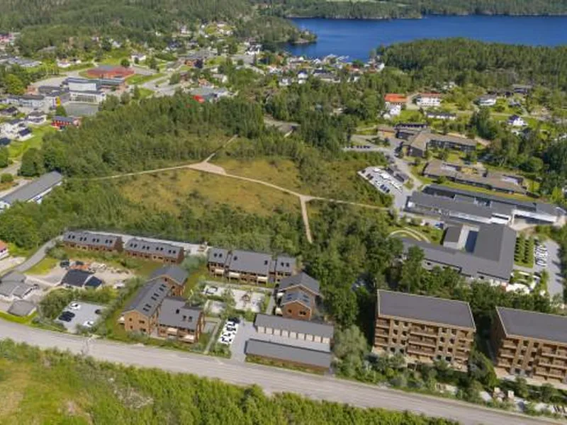 Skisse over området Doktormyra i Drangedal med illustrasjon av bygninger og turvei