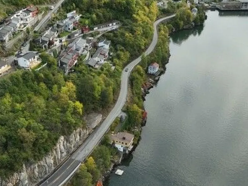 Her skal veien skal utvides til 6,5 meter bredde. Mest mulig av dagens vei skal beholdes, men arbeidet omfatter også skredsikring over veien på om lag 150 meter av strekningen. Foto: Nye Veier.