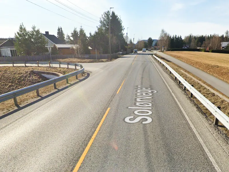 På Hanstad skal Statens vegvesen bygge avkjøringsfelt for de som skal svinge av riksveg 2 nordfra. Det skal gi sikrere og bedre trafikkavvikling i krysset. (Foto: Google)