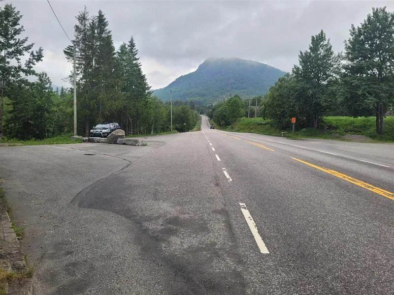 Ved Tuv skal vegen utbedres, utkjørsler slås sammen og opprettes ny kjettingplass for tungtransport.