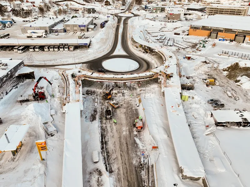 Demontering av brureis under Seljestadbukta bru i februar. Foto: Statens vegvesen