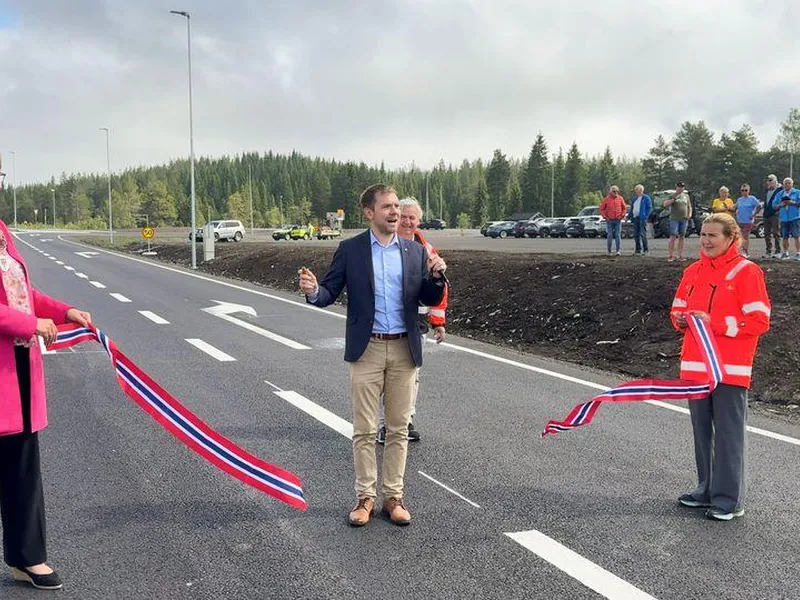 Statssekretær Tom Kalsås står i vegen og klipper snoren for siste delstrekning på Rv. 4 Hadeland.