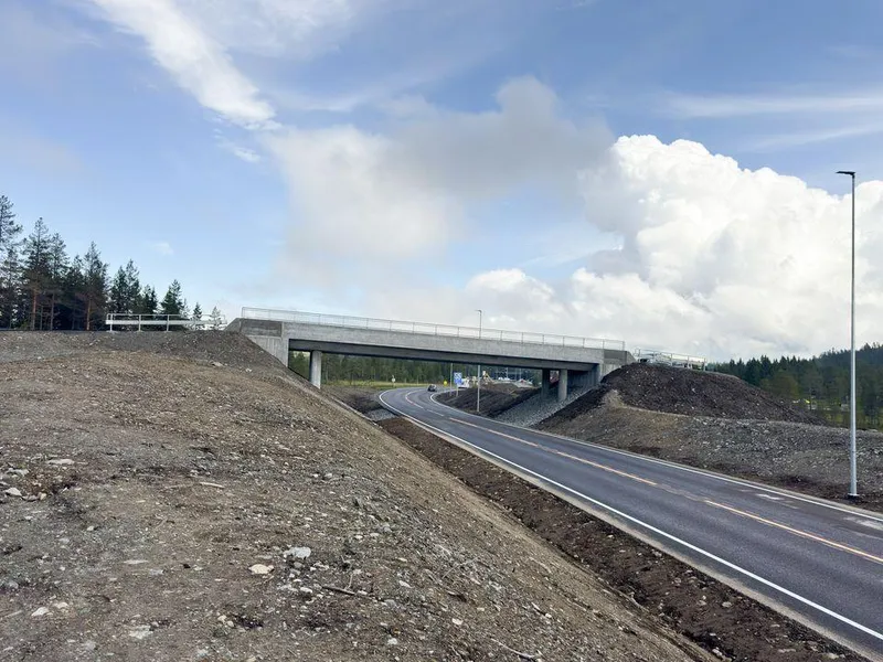 Bilde av den nye gang-, sykkel- og skibro over den nye riksvegen.