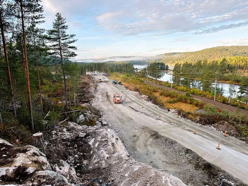 Arbeidet med å utbedre og bygge ny veg mellom Ljosåna og Gaulså går fremover. Arbeidet med å skifte bruplate og stikkrenner gikk raskere enn antatt, og Statens vegvesen kan i kveld åpne riksvegen igjen.