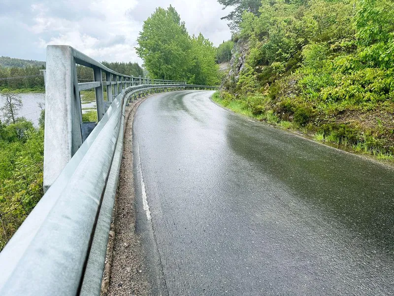 En smal og uoversiktelig sving er nå borte fra riksvegen. Her er det ikke mulig for to vogntog å passere.
