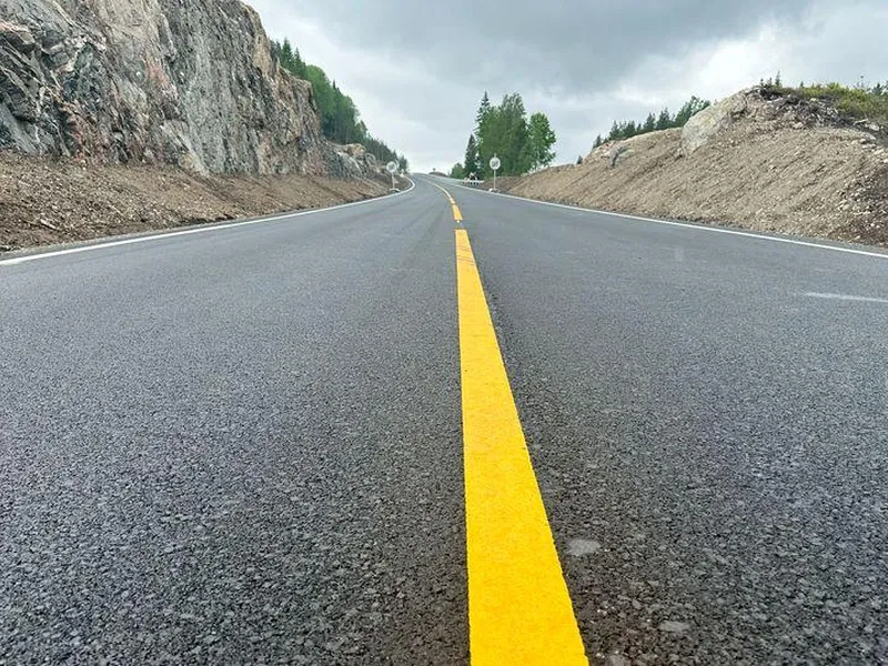 Rv. 41 mellom Stasjonsbyen og Ljosåna har nå fått gul midtstripe.