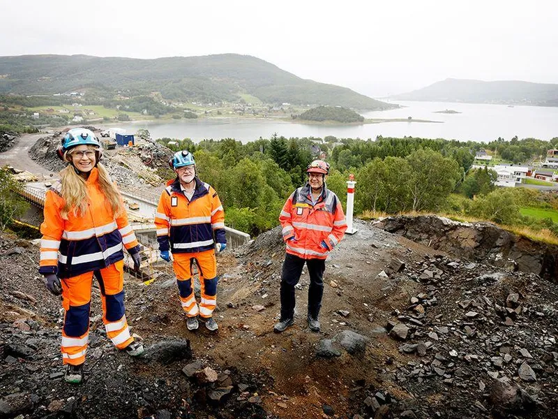 Godt samarbeid: Fra venstre: Daglig leder i Hålogalandsvegen AS, Fridhild Hjortdahl, Skanskas prosjektdirektør i OPS Hålogalandsvegen, Are Eliassen og prosjektsjef i Statens vegvesen, Reidar Johansen.