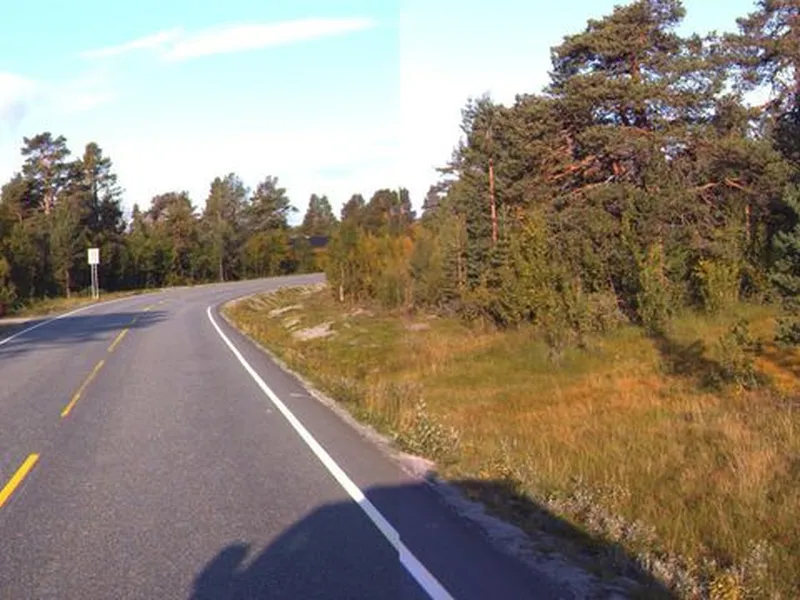Denne svingen på rv. 15, rett vest for bommen ved Billingen i Skjåk, skal rettes ut og vegen skal utvides til 8,5 meter bredde. (Foto: Statens vegvesen)