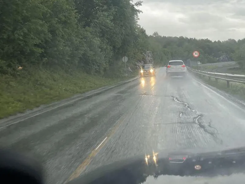 Bildet viser møtende biler og skilt som varsler 70 sone. Bildeteksten sier, Rv. 80 mellom Bodø og Fauske har  flere steder  nedsatt hastighet for å ivareta trafikksikkerheten. Nå skal strekningen Sandvika- Sagelva utbedres.