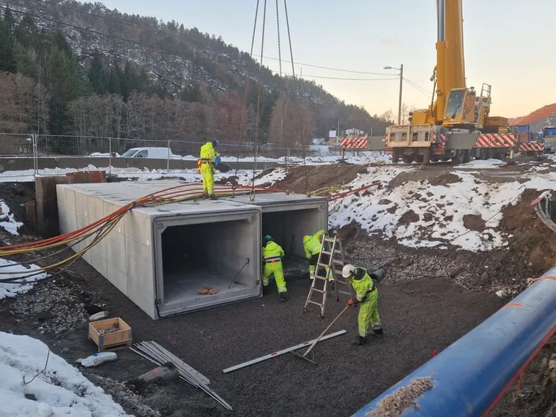 Statens vegvesen utfører breddeutvidelse av rv. 9 gjennom Strai utenfor Kristiansand. To vegbruer skal byttes ut med kulverter. De første kulvertene ble lagt ned tirsdag 21. november. Foto: Statens vegvesen