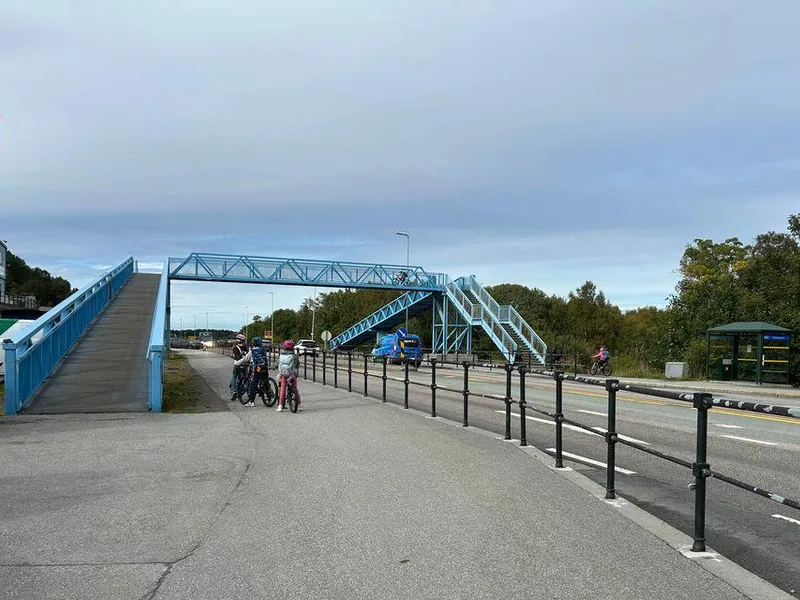 Dagens løsning for gående og syklende ved krysset.