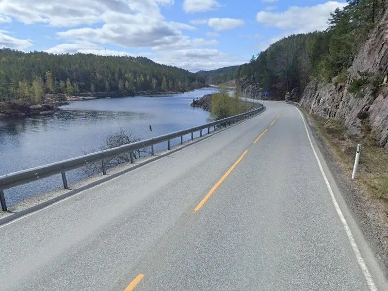 Dagens vegbredde er noe varierende, men ligger på rundt 6,5 m inkl. skulder på rettstrekninger. Det er lite arealer til grøfter, og skjæringene står tett på vegen. Foto: Google maps.