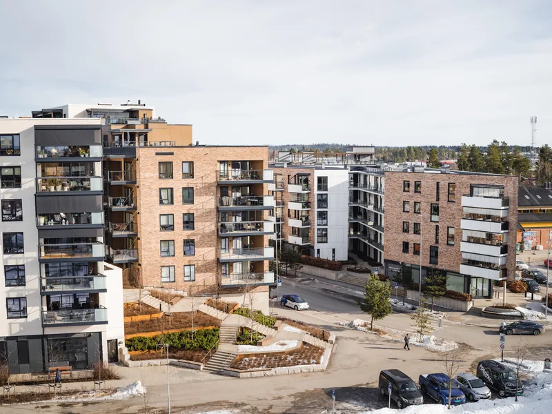 bilder av boligblokker med åpen plass foran