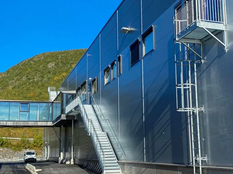 Gangbru mellom nybygg og eksisterende anlegg. Foto: Peab