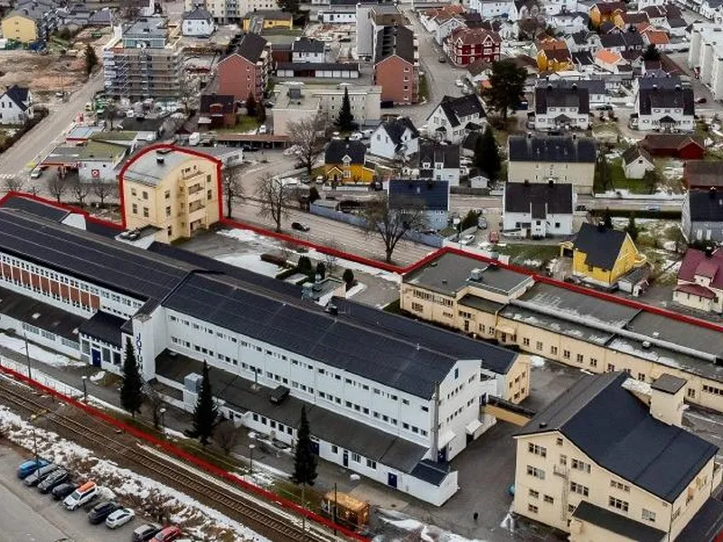 Bilde tatt ovenfra som viser flere industribygg og et jernbanespor