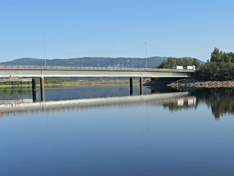 Bilde av brua sett fra siden inn mot land.