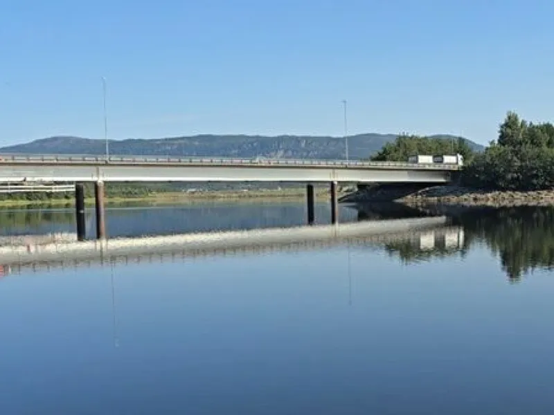 Vedlikeholdet av brua er godt synlig gjennom at fagverket i brua nå har hvit farge. Før var brua rød. Statens vegvesen.. 