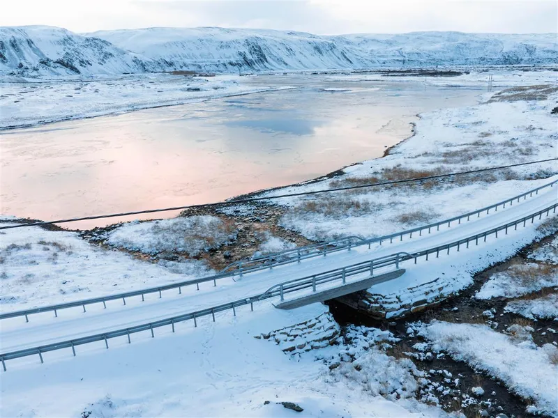 En liten bru fotografert fra lufta med drone på vinterstid. - Klikk for stort bilde