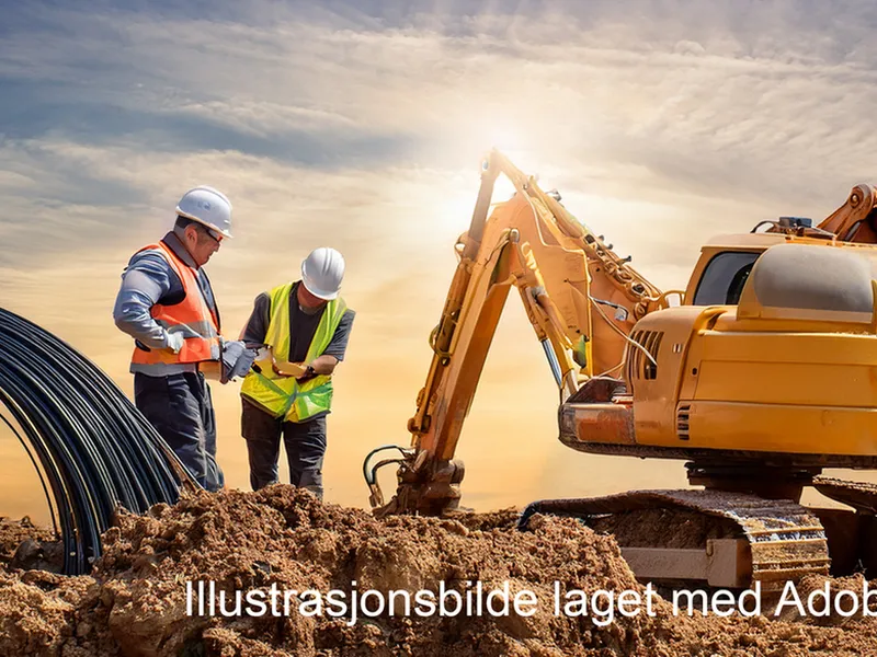 To menn men arbeidshjelmer står ved ved en gul gravmaskin ute på et jorde. Til venstre for dem ligger en stor bunt med fiberkabel. 