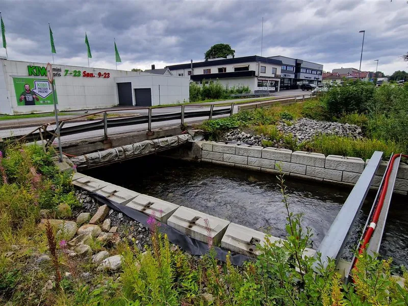 Bilde av elva der vegen skal bli utvida. - Klikk for stort bilete