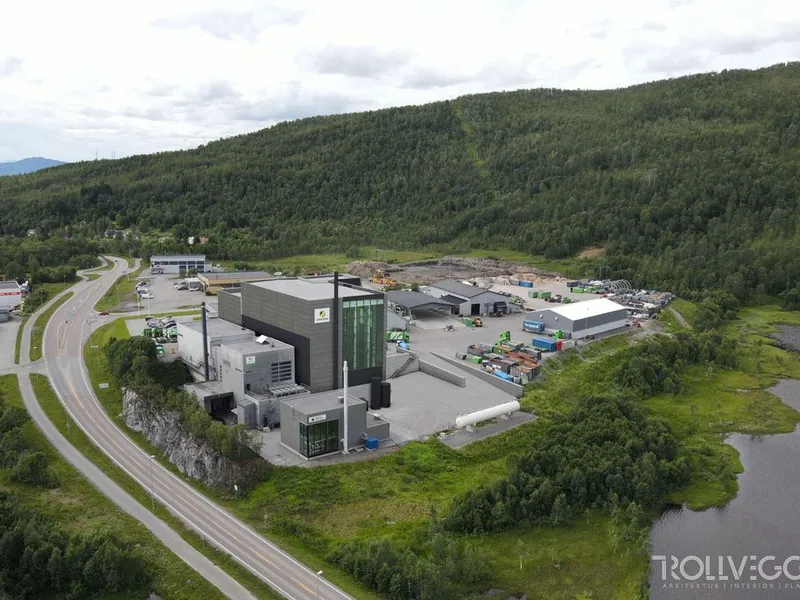 Illustrasjon av det nye forbrenningsanlegget, som er det høye bygget i midten. Illustrasjon: Trollvegg Arkitektstudio.