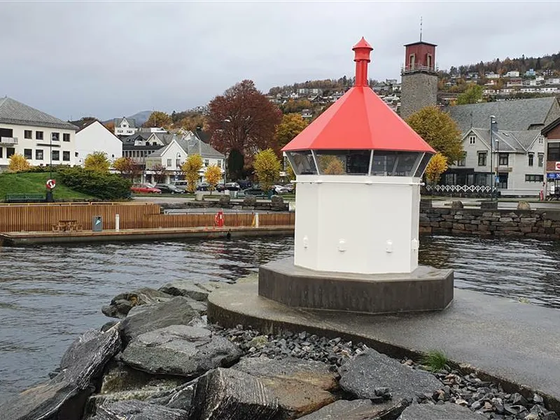 Bilete av fyrlykta på moloen i Volda sentrum - Klikk for stort bilete