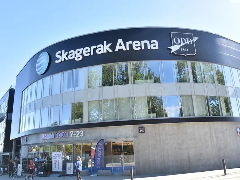 Tribunetaket på Skagerak Arena i Skien bekles med nærmere 6000 kvadratmeter solceller som gir kortreist strøm til nabolaget og innsikt i morgendagens kraftnett med plusskunder og batterilagring.