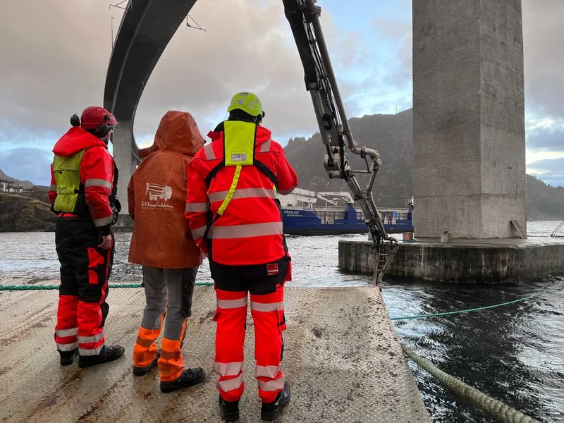 Frå jobben Statens vegvesen har gjort under Måløybrua sidan september. Foto: Statens vegvesen