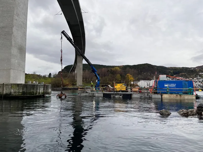Frå jobben Statens vegvesen har gjort under Måløybrua sidan september. Foto: Statens vegvesen