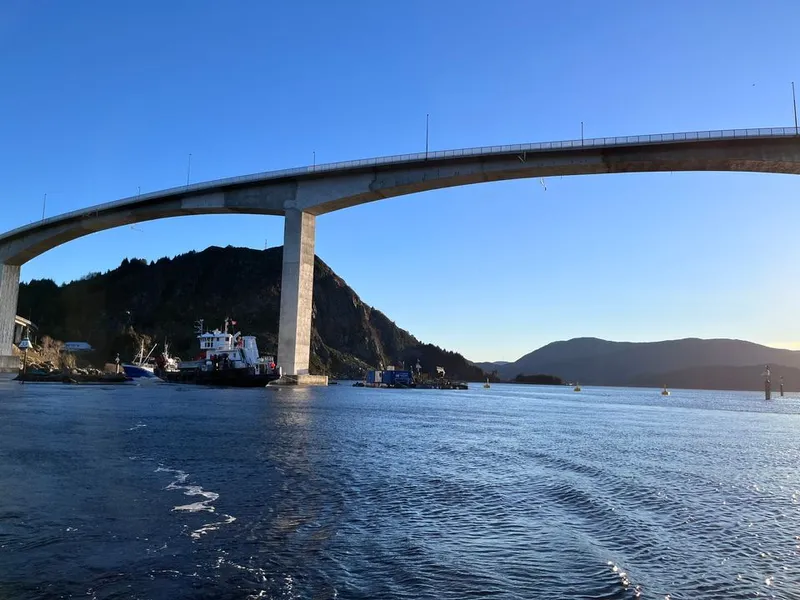 Frå jobben Statens vegvesen har gjort under Måløybrua sidan september. Foto: Statens vegvesen