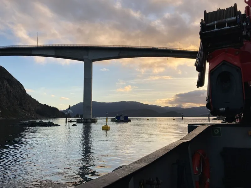 Frå jobben Statens vegvesen har gjort under Måløybrua sidan september. Foto: Statens vegvesen