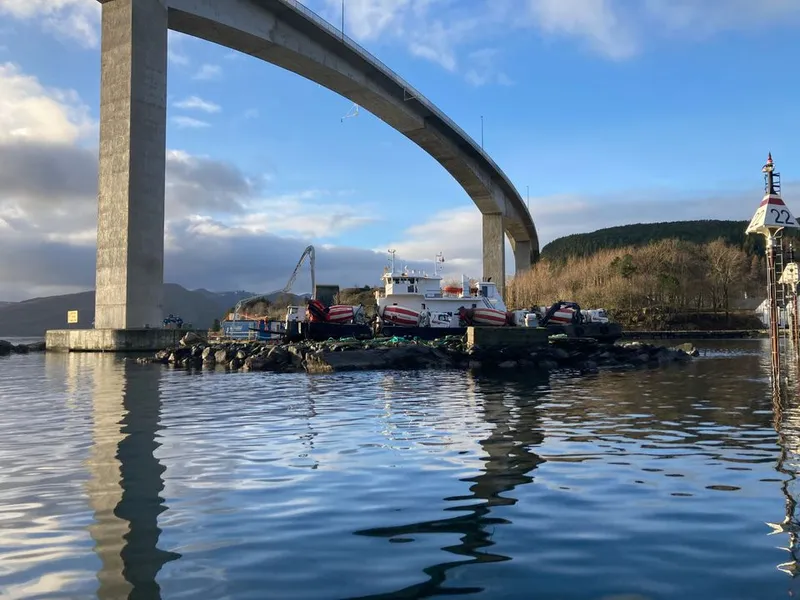 Frå jobben Statens vegvesen har gjort under Måløybrua sidan september. Foto: Statens vegvesen