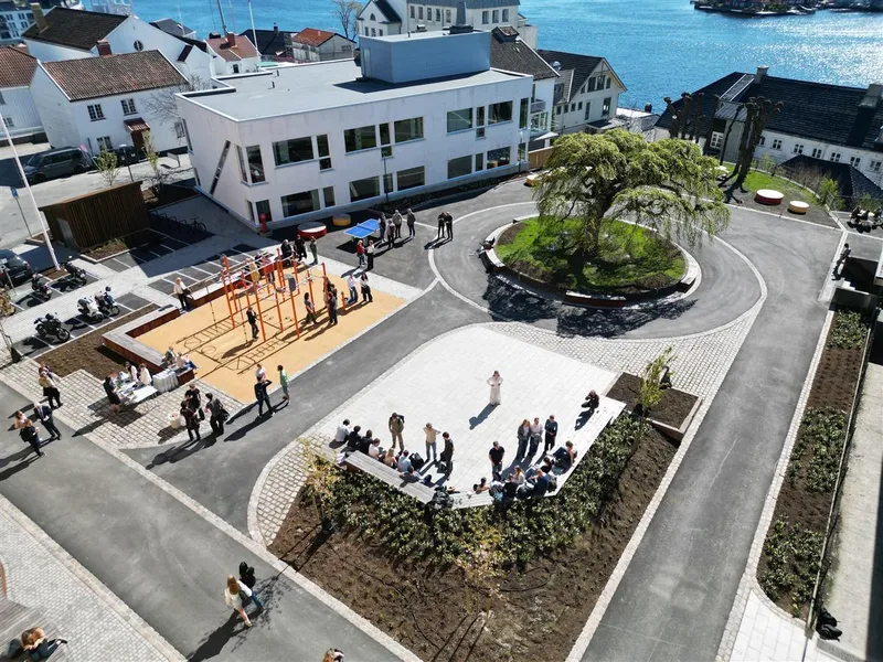 Dronebilde av skolegård. - Klikk for stort bilde