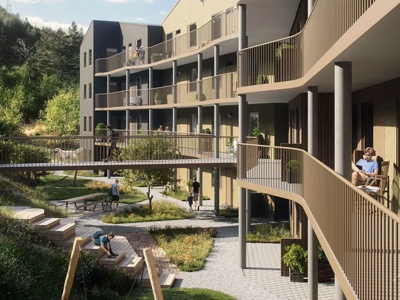 Inngangsparti til leilighetene i Skogens ro. En gangbro knytter byggene sammen med skogen.