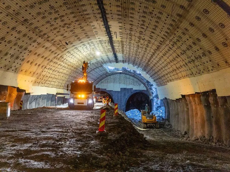 Skøyen stasjon blir et sentralt knutepunkt på Fornebubanen og bygges av Skanska. Prosjektet omfatter blant annet en ny underjordisk T-banestasjon og komplekse konstruksjoner som stiller høye krav til både teknologi og gjennomføring