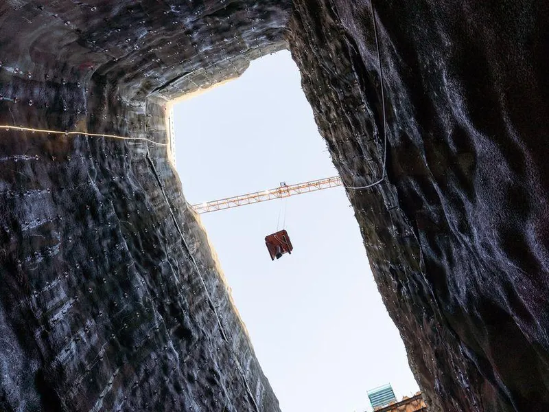 Arbeidene omfatter byggingen av en ny tospors undergrunnsstasjon rundt 45 meter under bakken, med to adkomster på hver side av Hoffsveien på Skøyen