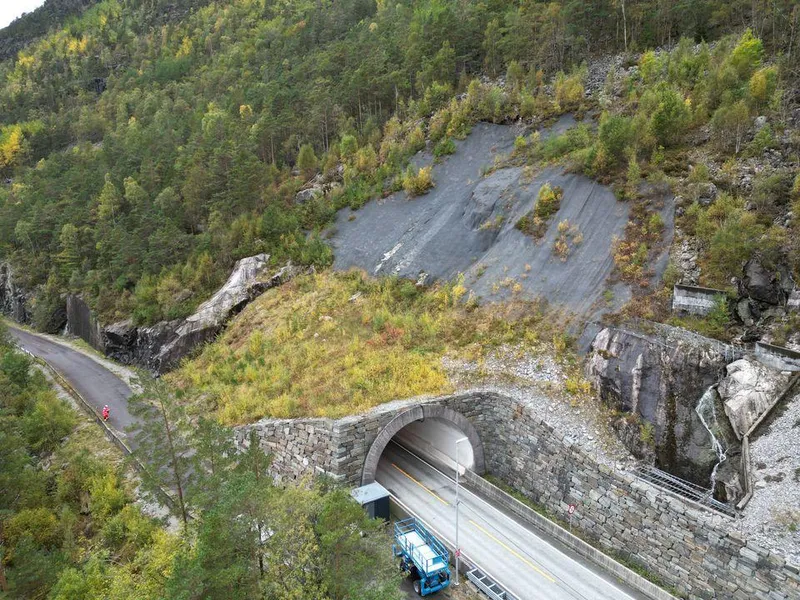 Statens vegvesen skredsikrer rv. 13 Svotunnelen, østre portal. Foto: Statens vegvesen