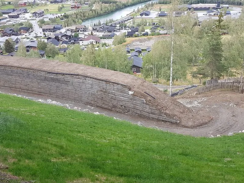 Sikringsvollen sikrar mot steinsprang og skred. Foto: NVE