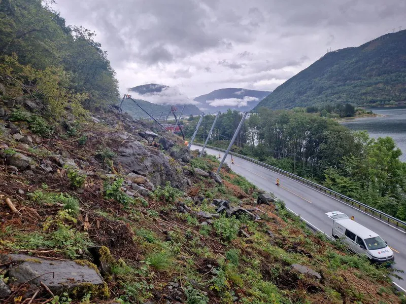 Arbeida med skredsikring av rv. 13 Ylvisåker held fram. Foto: Statens vegvesen