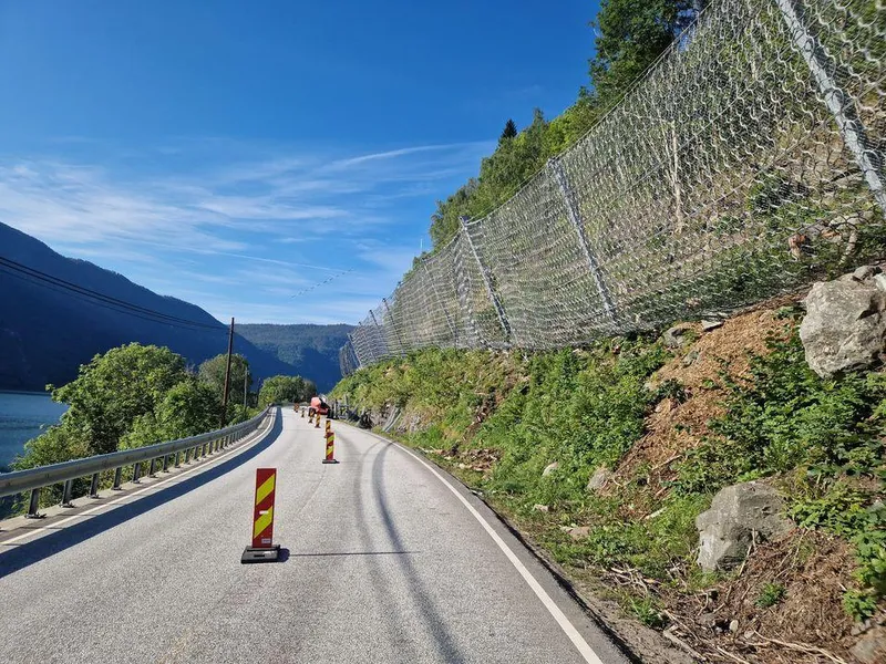 Arbeida med skredsikring av rv. 13 Ylvisåker held fram. Foto: Statens vegvesen