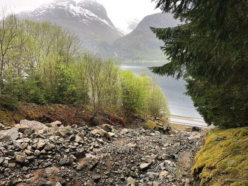Her er området Statens vegvesen no skal sikra betre mot skred langs riksveg 15 i Stryn. Foto: Statens vegvesen