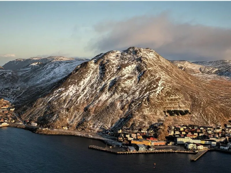 Skredsikringen til 160 millioner i Honningsvåg vil gå over tre år. Foto: NVE.