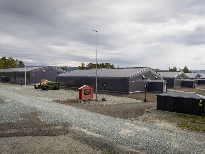 Skilt, haller og kjøretøy