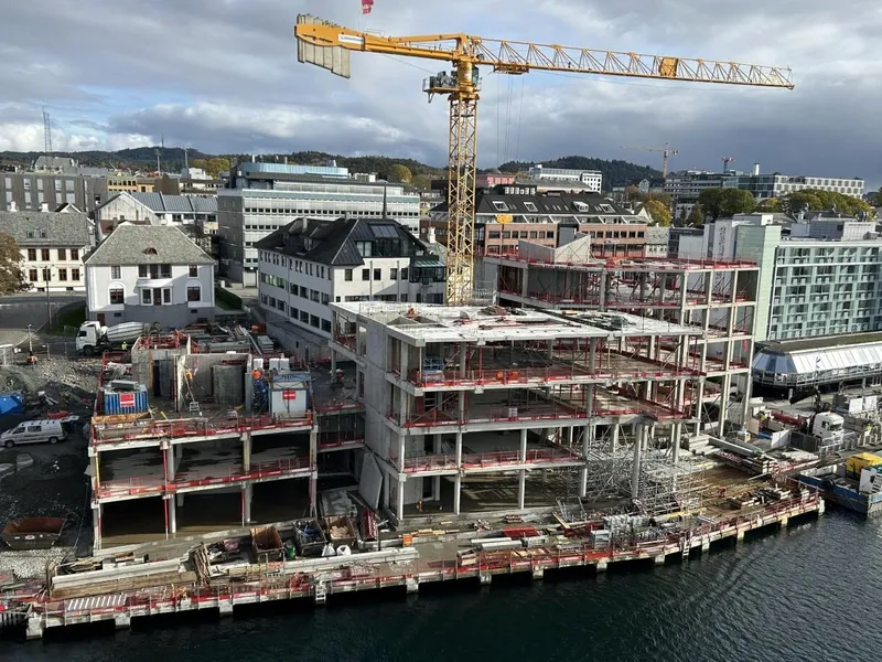 Bildet ble tatt i oktober i fjor, før bygget hadde nådd sin fulle høyde. Foto: Veidekke.