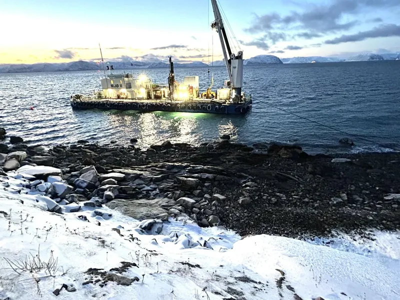 NCC-selskapet Sjøentreprenøren er omtrent ett år ut i anleggsarbeidene under og over sjøen for legging av nye kabler for elektrifisering av Melkøya i Hammerfest. Foto: Sjøentreprenøren/NCC.